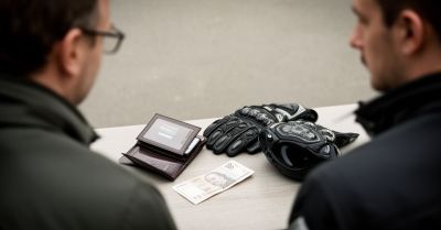 Motocyklista zaoferował policjantom 200 zł