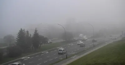 IMGW ostrzega przed gęstą mgłą w ośmiu województwach na południu kraju